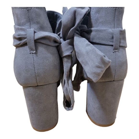 Gray Open Toe Shoes. 7.5 - Picture 2 of 8